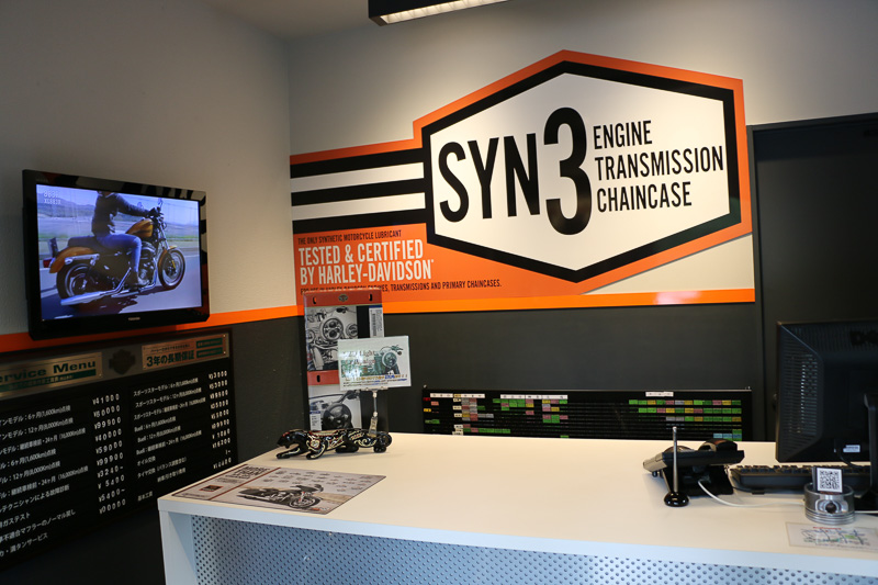 サービス受付けコーナーも専用に用意。受付カウンターから作業スペースの様子を確認できる構造となっている