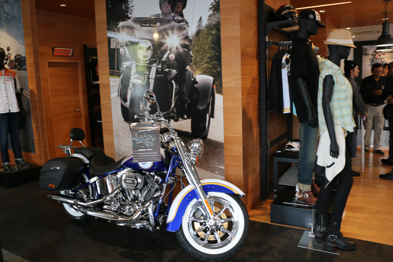 今年2月に移転リニューアルオープンした「ハーレーダビッドソン三鷹」。ショールームではゆとりのある車両展示がされ商談スペースもきちんと用意される