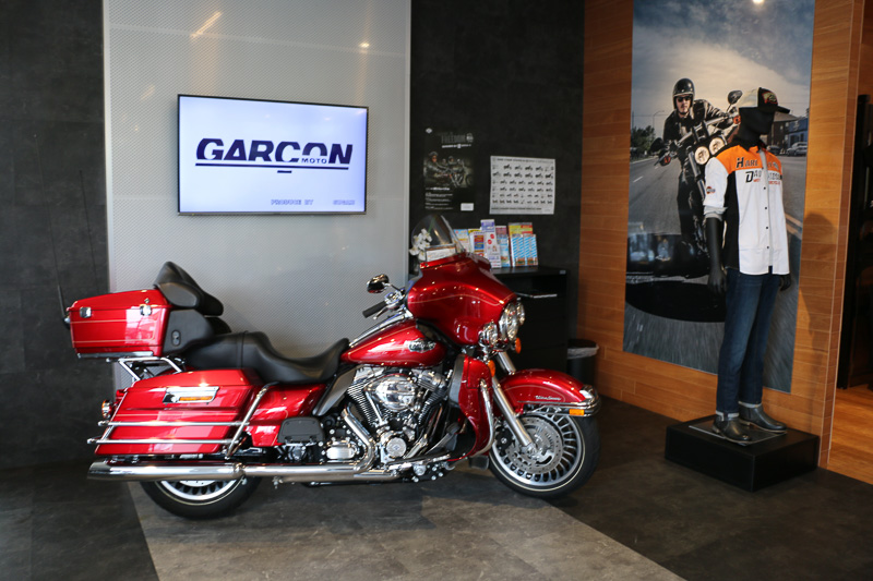 今年2月に移転リニューアルオープンした「ハーレーダビッドソン三鷹」。ショールームではゆとりのある車両展示がされ商談スペースもきちんと用意される