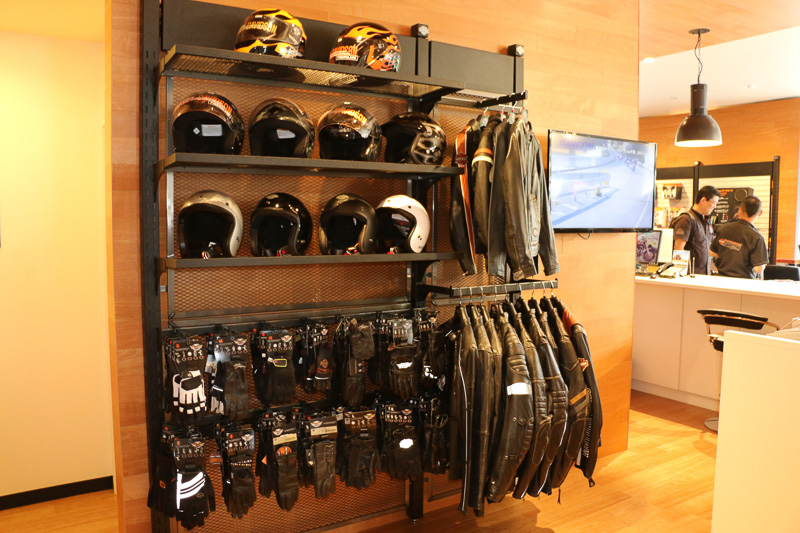 アパレル用品の販売コーナーやカスタマイズパーツのフィッティングコーナーなども用意される