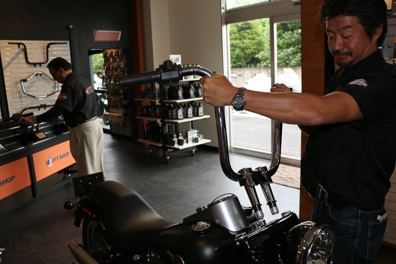 アパレル用品の販売コーナーやカスタマイズパーツのフィッティングコーナーなども用意される