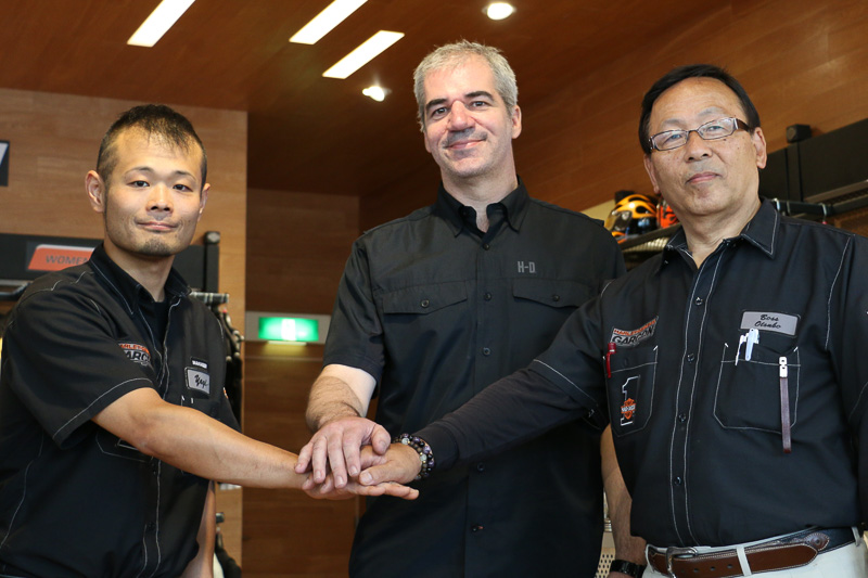 写真左から、ハーレーダビッドソン三鷹の店長 八木禅氏 、ハーレーダビッドソン ジャパン代表取締役社長 スチュワート・ファレル氏、ハーレーダビッドソン三鷹のオーナー 大坪政俊氏