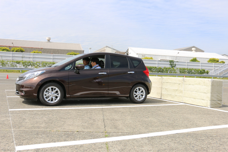 バックでも前進同様に徐行速度で動き、障害物の直前で停止。警告音が鳴ってゆっくりと動くので、ドライバーが自分でブレーキを踏み直す時間も十分にある