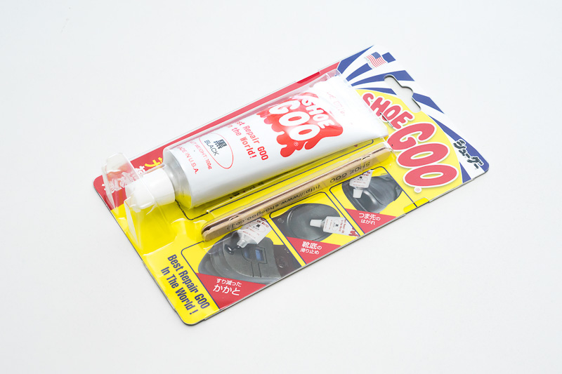 「SHOE GOO」のパッケージ。アメリカ製であることをアピールしているハデなデザイン。製造・輸入元：国際技術貿易（価格：1438円）
