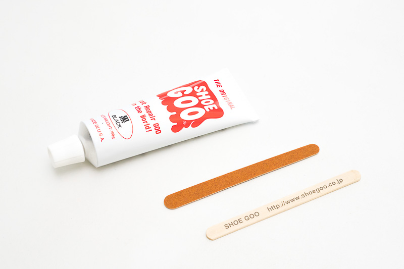 「SHOE GOO」の内容物。チューブとアイスキャンディーのバーが2本。1つは両面がヤスリになっている