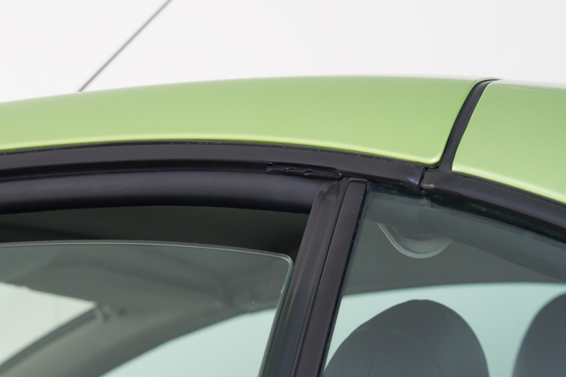 ウェザーストリップの破れ状況。ウインドーが当たる部分が見事に破れてしまった