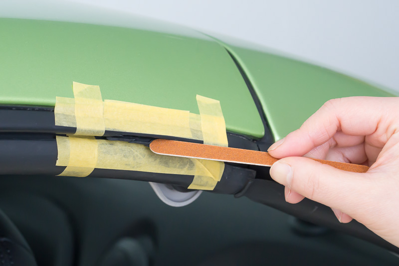 接着する破れた口部分に付属のヤスリをかける。より接着力を高めるためだ