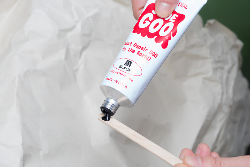 「SHOE GOO」を付属のヘラに適量だす。場所によってはチューブから接着面に直接出してもよい