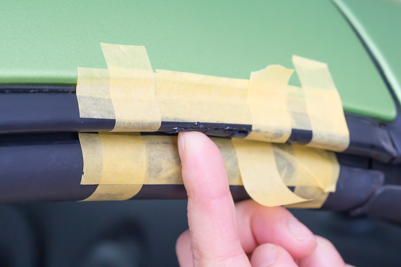 まずは、破れた部分を合わせて接着する。接着は少し待って弾力が出てから合わせるとよい。1～2分ほど指やテープで押さえておくとスグにある程度接着されて剥がれなくなる