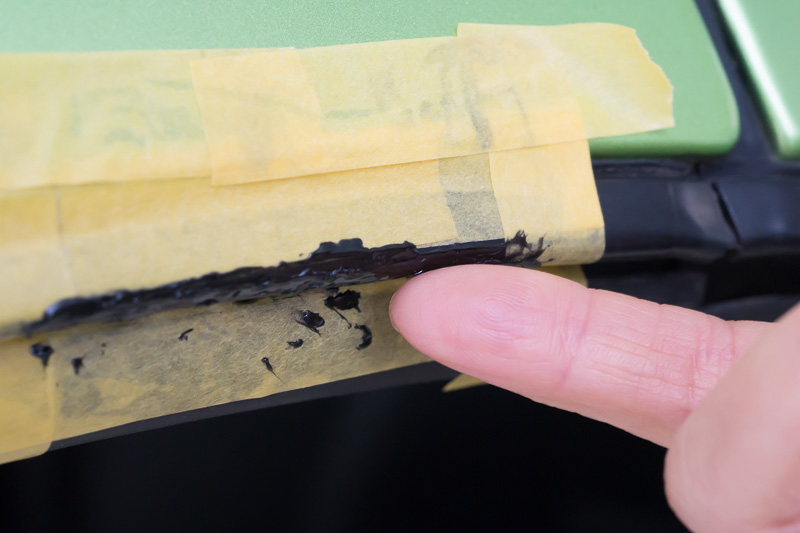 数分経つと、もう触っても指に付かない程度には硬化する。つまり塗り広げるのは素早く行う必要がある。数回に分けて重ねてもOK