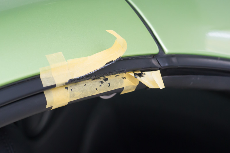 マスキングは硬化し過ぎると堅く取れなくなるので、塗って1分程度経ったらスグに剥がすと剥がしやすい。分離しなかったらカッターで切りながら剥がす