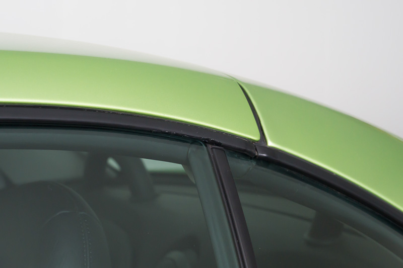 24時間硬化後、窓を閉めてみた。しっかり接着したようで、ドアの開閉でも剥がれる気配はない。また減ってきたら塗り増しする予定だ