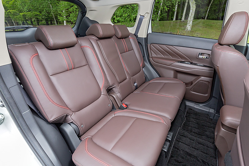 ブラウンカラーのシート。ステッチ＆パイピングがオレンジになる