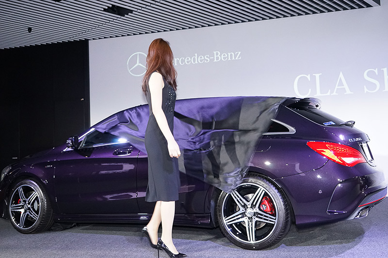 オープニング直後にCLA シューティングブレークがアンベール。そのスタイリッシュなバックスタイルがあらわになる