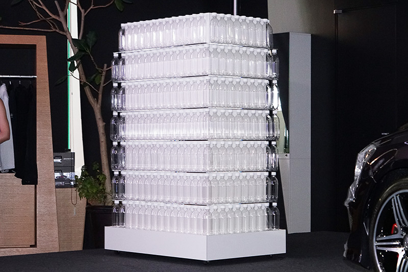 後席を倒さない状態でのラゲッジルーム容量、495Lを500mlペットボトル1000本で置き換えたイメージのオブジェ