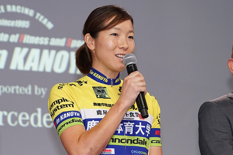 挨拶する塚越さくら選手