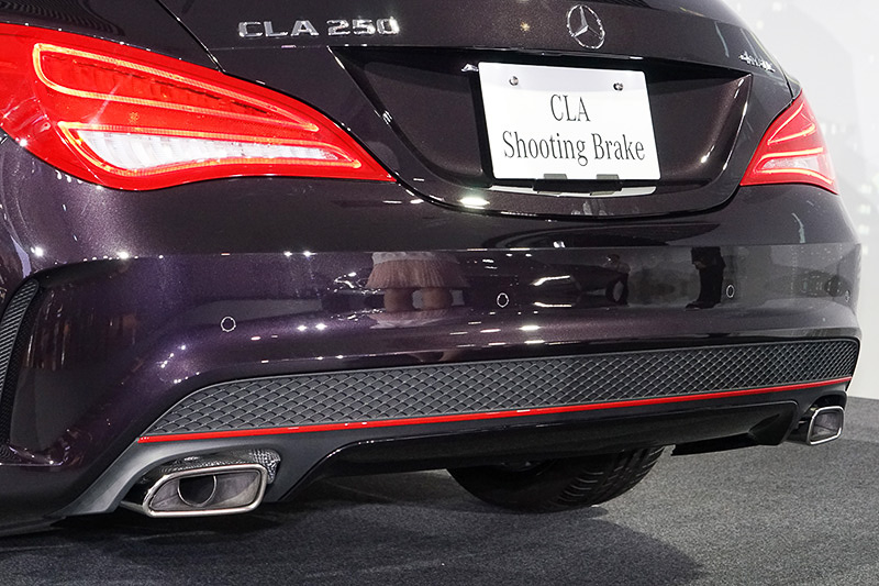 リアバンパーにも赤いワンポイント