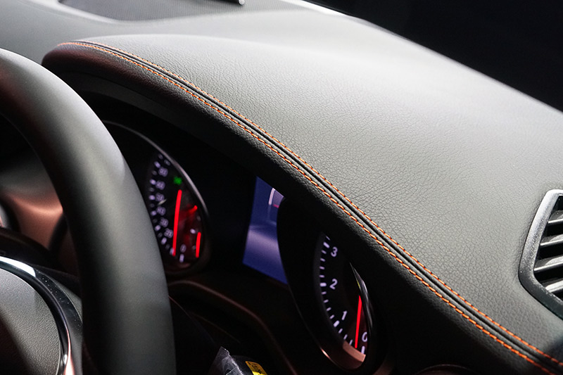 インテリアのステッチにオレンジの差し色