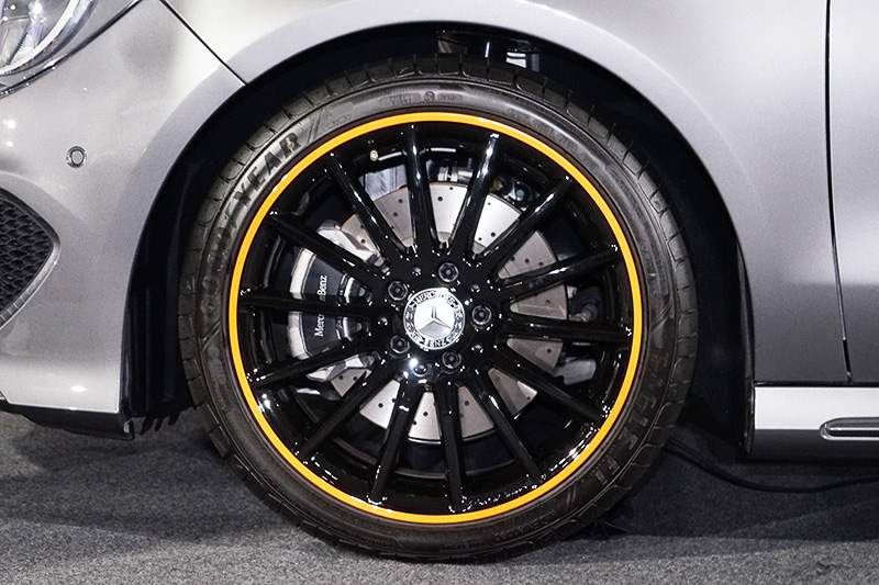 特別仕様車専用18インチAMGマルチスポークアルミホイール