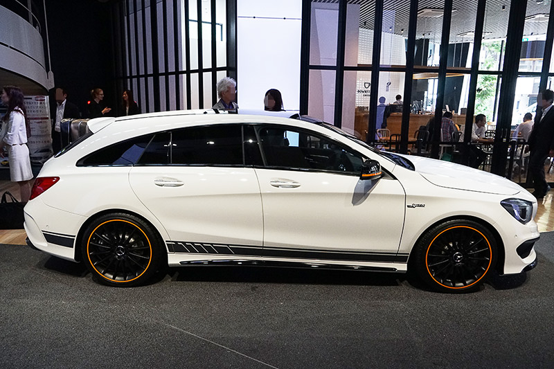 サイド。下部には専用のラインデカール