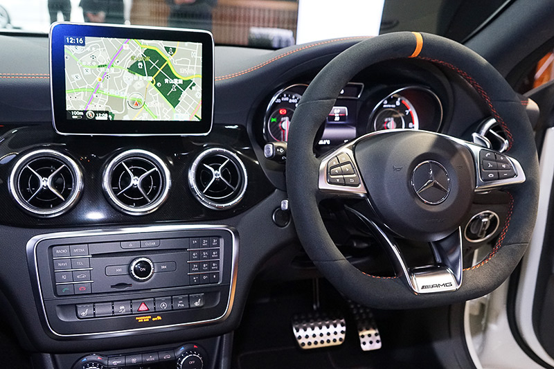 ハンドル周囲。ハンドルに「AMG」の刻印