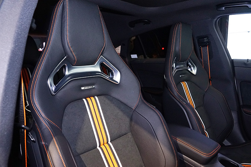 シートはバケットタイプ