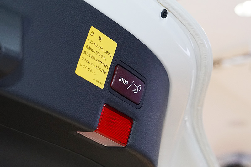 テールゲートを電動で閉めるためのスイッチ。運転席やエレクトロニックキーのスイッチでも開閉できる