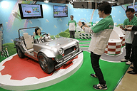 東京おもちゃショー2015」にトヨタと日産が出展。子どもたちに