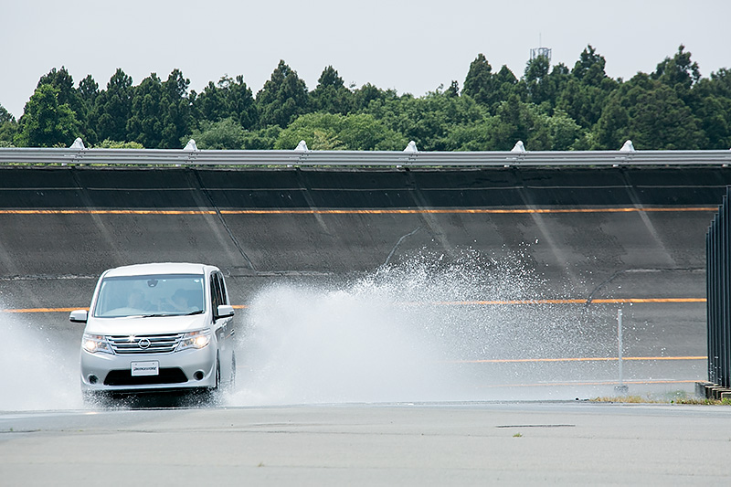 スリップサインの出たレグノ。ずるずる外に膨らんでいる