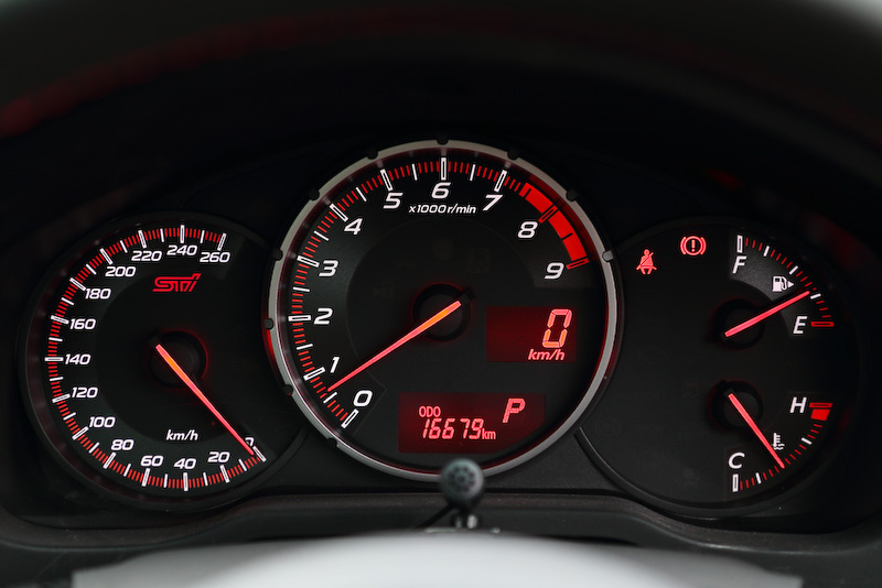 STIロゴ入り専用スポーツメーター。スピードメーターは260km/hまで刻まれる