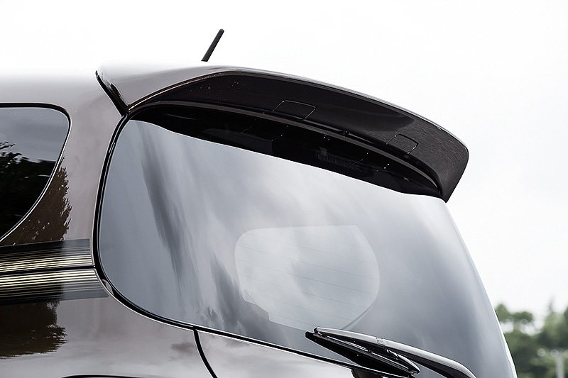 リアビューを引き締めるリアスポイラー