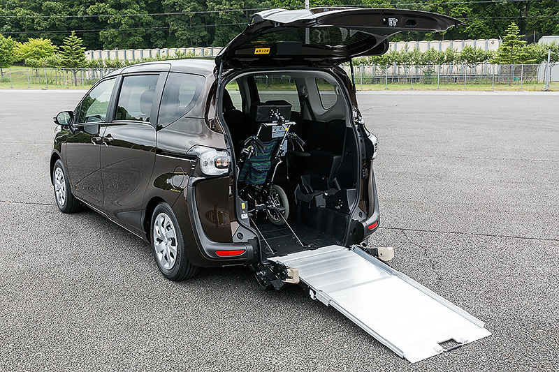 撮影車両は車いす仕様車（タイプI）“助手席側セカンドシート付”