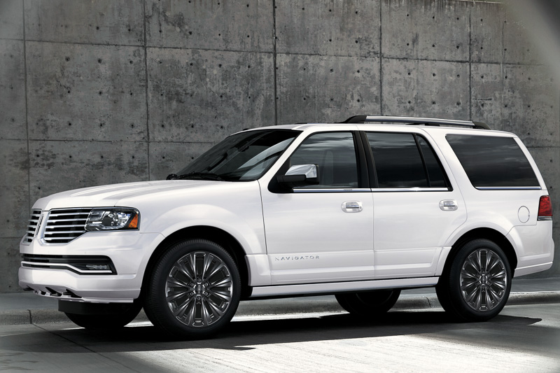 ナビゲーターのボディーサイズは、5290×2010×1980mm（全長×全幅×全高）。乗車定員は8名でステアリング位置は左のみの設定（ボディーカラー：ホワイトプラチナム）