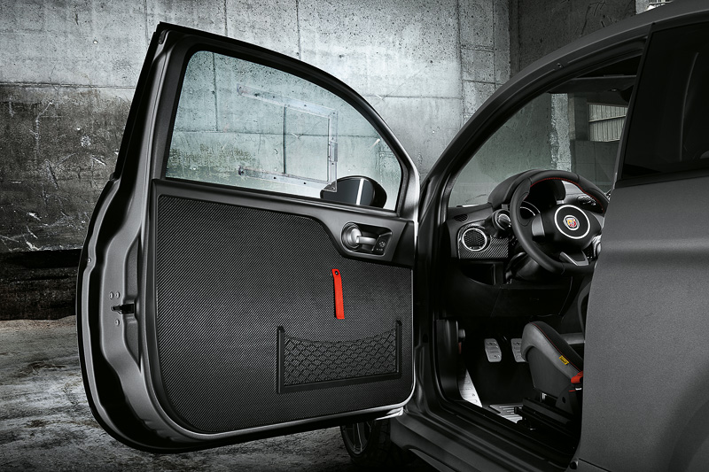 アクセサリーとして「ポリカーボネートフロントサイドウインドー」を設定予定