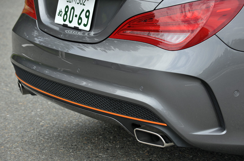 フロントグリル内側、ドアミラー、リアスカート、バイキセノンヘッドライトのリングなどにオレンジのアクセントを配したエクステリアを採用。専用となる19インチAMGマルチスポークアルミホイールのフランジ部にもオレンジの塗装が施される