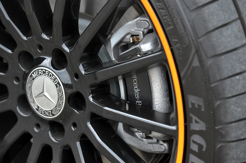 フロントグリル内側、ドアミラー、リアスカート、バイキセノンヘッドライトのリングなどにオレンジのアクセントを配したエクステリアを採用。専用となる19インチAMGマルチスポークアルミホイールのフランジ部にもオレンジの塗装が施される