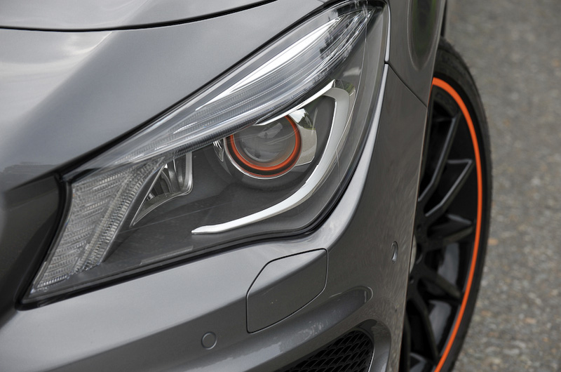 フロントグリル内側、ドアミラー、リアスカート、バイキセノンヘッドライトのリングなどにオレンジのアクセントを配したエクステリアを採用。専用となる19インチAMGマルチスポークアルミホイールのフランジ部にもオレンジの塗装が施される