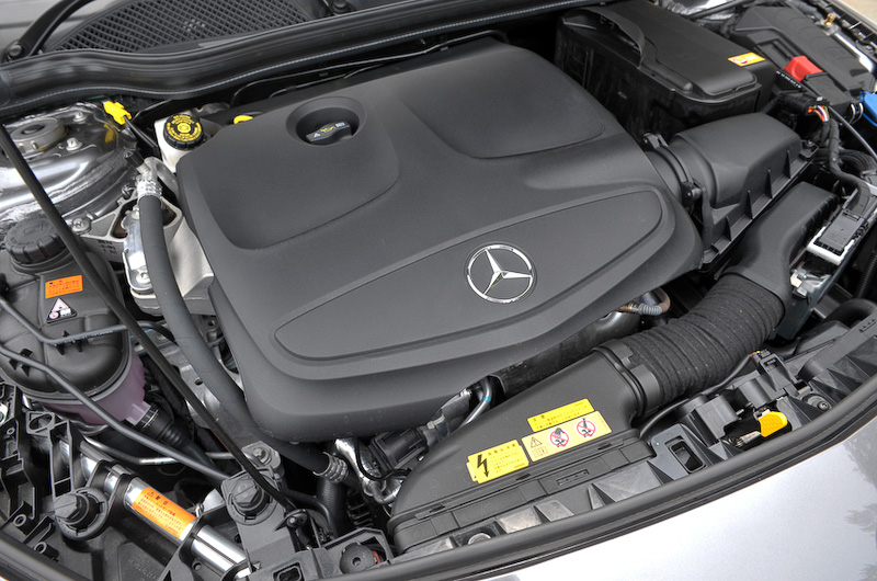 CLA 180 シューティングブレーク スポーツに搭載する直列4気筒DOHC 1.6リッター直噴ターボ「270」エンジン。最高出力90kW（122PS）/5000rpm、最大トルク200Nm（20.4kgm）/1250-4000rpmを発生。JC08モード燃費は15.9km/Lで、こちらも無鉛プレミアムガソリン仕様となっている