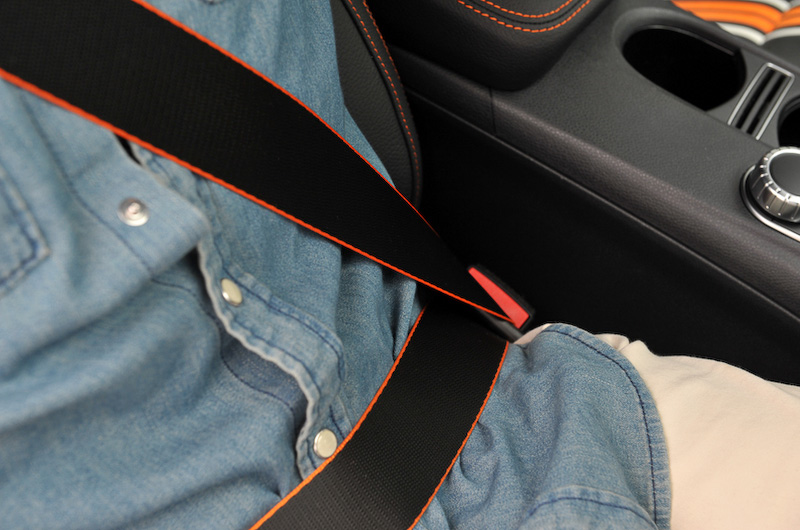 CLA 250 シューティングブレーク オレンジアートエディションのインテリア。バケットタイプのAMGパフォーマンスシート、AMGパフォーマンスステアリングを装備するほか、シートやコンソールボックス、ドアトリムなどにオレンジのステッチをあしらい、内外装での統一感を図っている