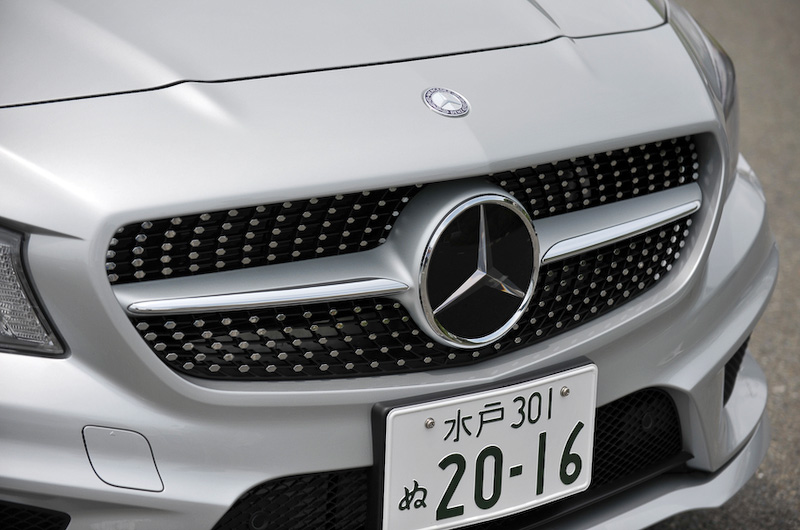 CLA 180 シューティングブレーク スポーツではAMGスタイリングパッケージ（フロントスポイラー、サイド＆リアスカート）を装備するほか、LEDのポジショニングライト、ウインカー、リアコンビネーションランプ、リアフォグランプが標準装備される