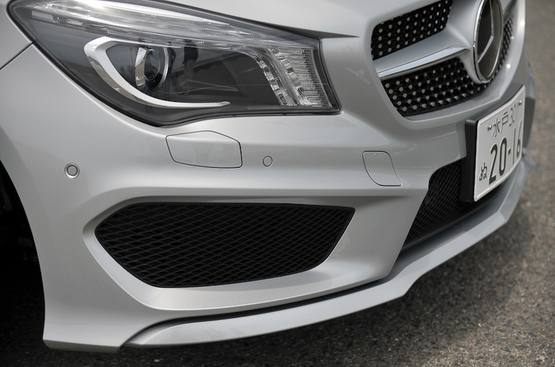 CLA 180 シューティングブレーク スポーツではAMGスタイリングパッケージ（フロントスポイラー、サイド＆リアスカート）を装備するほか、LEDのポジショニングライト、ウインカー、リアコンビネーションランプ、リアフォグランプが標準装備される