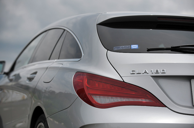 CLA 180 シューティングブレーク スポーツではAMGスタイリングパッケージ（フロントスポイラー、サイド＆リアスカート）を装備するほか、LEDのポジショニングライト、ウインカー、リアコンビネーションランプ、リアフォグランプが標準装備される