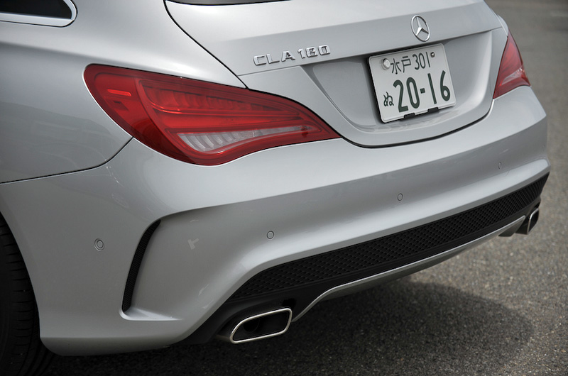 CLA 180 シューティングブレーク スポーツではAMGスタイリングパッケージ（フロントスポイラー、サイド＆リアスカート）を装備するほか、LEDのポジショニングライト、ウインカー、リアコンビネーションランプ、リアフォグランプが標準装備される