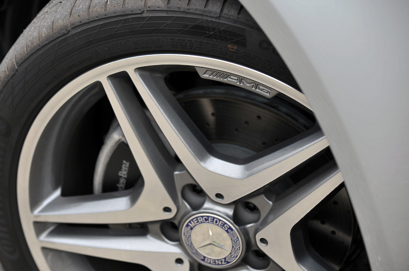 アルミホイールは18インチのAMG5ツインスポークを採用。そのほかMercedes-Benzロゴ付ブレーキキャリパー＆ドリルドベンチレーテッドディスク（フロント）を標準装備する