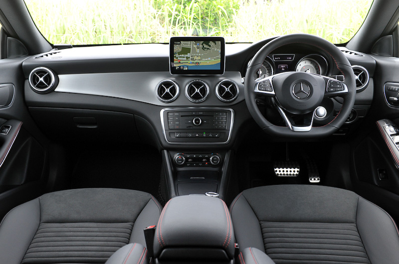 CLA 180 シューティングブレーク スポーツのインテリアはブラックを基調とし、トリムにブラッシュドアルミニウムを組み合わせる。そのほかAMGスポーツステアリングやAMGフロアマットなども標準で装備する。CLA比で後席のヘッドクリアランスを42mm拡大して居住性を高めているのもポイントの1つ