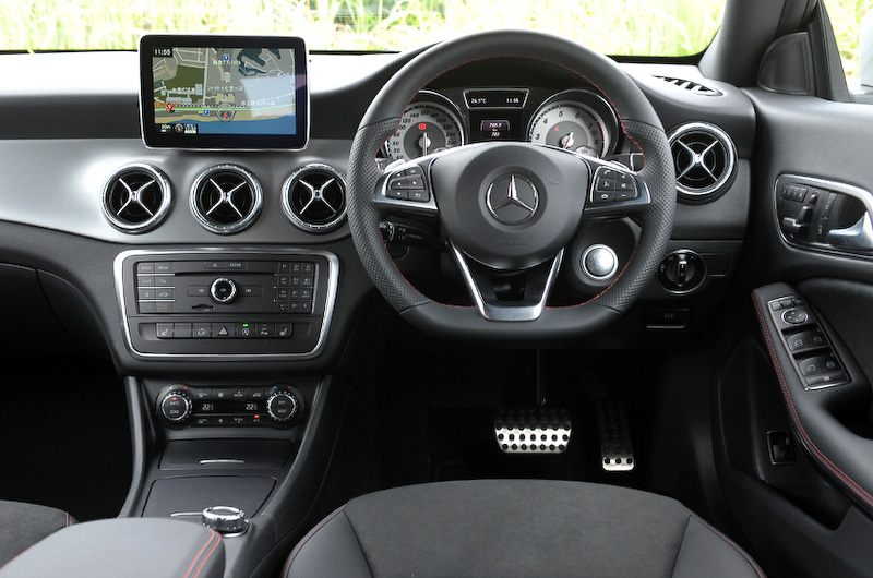 CLA 180 シューティングブレーク スポーツのインテリアはブラックを基調とし、トリムにブラッシュドアルミニウムを組み合わせる。そのほかAMGスポーツステアリングやAMGフロアマットなども標準で装備する。CLA比で後席のヘッドクリアランスを42mm拡大して居住性を高めているのもポイントの1つ