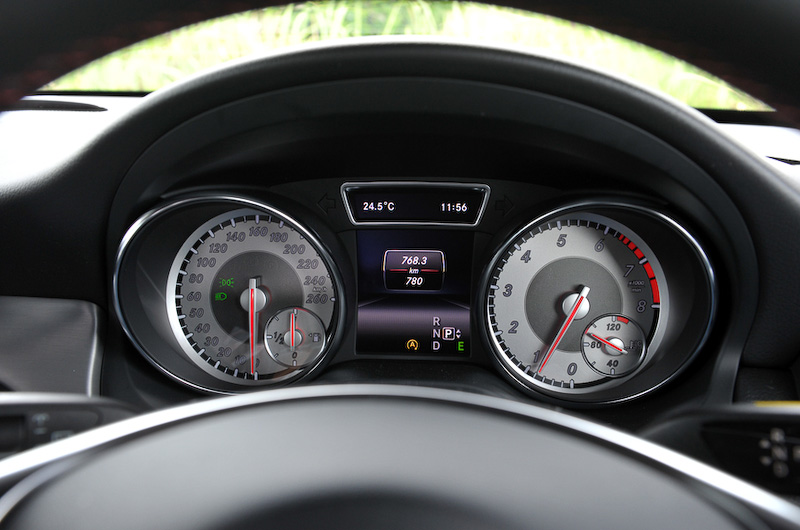 CLA 180 シューティングブレーク スポーツのインテリアはブラックを基調とし、トリムにブラッシュドアルミニウムを組み合わせる。そのほかAMGスポーツステアリングやAMGフロアマットなども標準で装備する。CLA比で後席のヘッドクリアランスを42mm拡大して居住性を高めているのもポイントの1つ