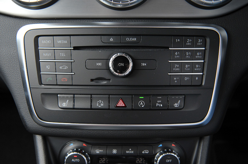 CLA 180 シューティングブレーク スポーツのインテリアはブラックを基調とし、トリムにブラッシュドアルミニウムを組み合わせる。そのほかAMGスポーツステアリングやAMGフロアマットなども標準で装備する。CLA比で後席のヘッドクリアランスを42mm拡大して居住性を高めているのもポイントの1つ