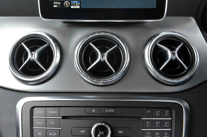 CLA 180 シューティングブレーク スポーツのインテリアはブラックを基調とし、トリムにブラッシュドアルミニウムを組み合わせる。そのほかAMGスポーツステアリングやAMGフロアマットなども標準で装備する。CLA比で後席のヘッドクリアランスを42mm拡大して居住性を高めているのもポイントの1つ