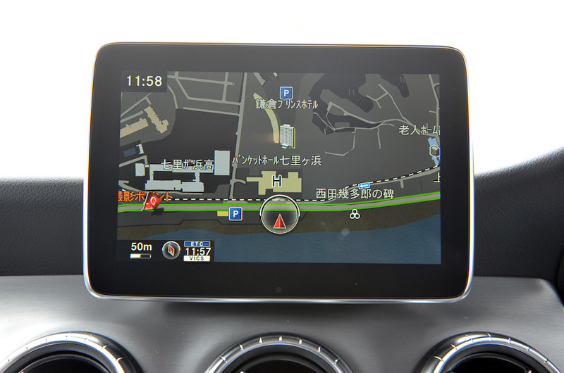 CLA 180 シューティングブレーク スポーツのインテリアはブラックを基調とし、トリムにブラッシュドアルミニウムを組み合わせる。そのほかAMGスポーツステアリングやAMGフロアマットなども標準で装備する。CLA比で後席のヘッドクリアランスを42mm拡大して居住性を高めているのもポイントの1つ